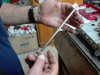 Il 48enne Giovanni, dipendente di Cosimo, ci porta nel retrobottega per farci vedere una chiave che somiglia molto a quelle usate nei caveau delle banche. �Un tempo questi modelli erano lunghi addirittura un metro - specifica il collaboratore - ed erano divisi in due parti: una di esse era custodita dal direttore della filiale, l'unico a poter autorizzare l'apertura�